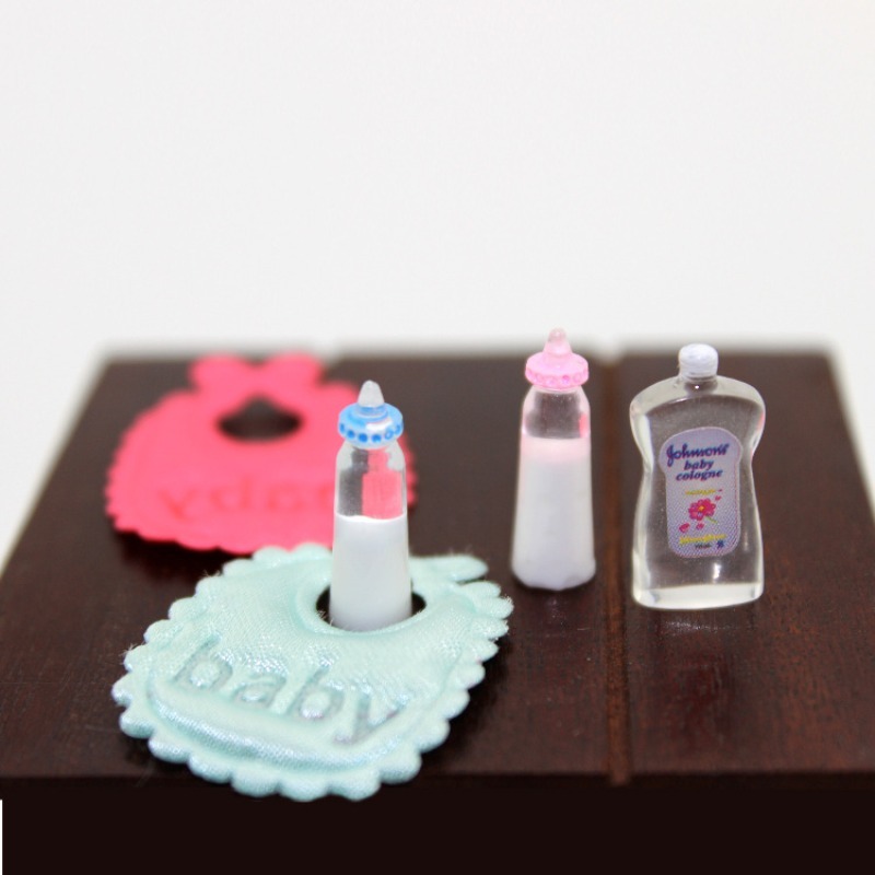 Baby Food Stuff - บ้านตุ๊กตา ของเล่นอาหารจิ๋ว ฉากจำลองบ้านตุ๊กตา พร้อมชุดขวดนมและผ้าเช็ดปากขนาดเล็ก